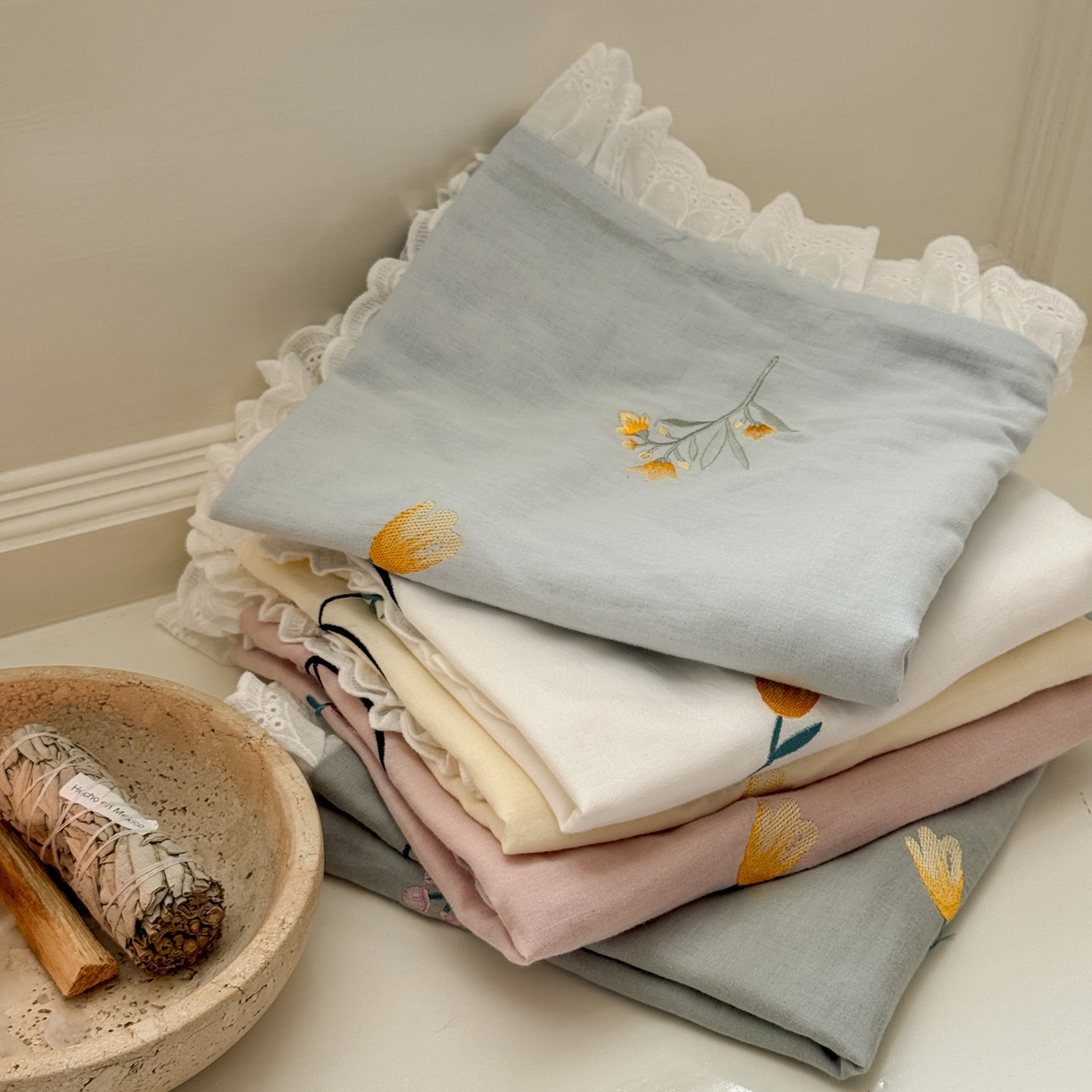 91家纺网 家纺一手货源 找家纺 FORTWO家纺原创设计（FOR TWO家纺） 2025新款40支全棉纯棉双层纱刺绣花边款四件套-小花园 组合图仅做展示不可下单