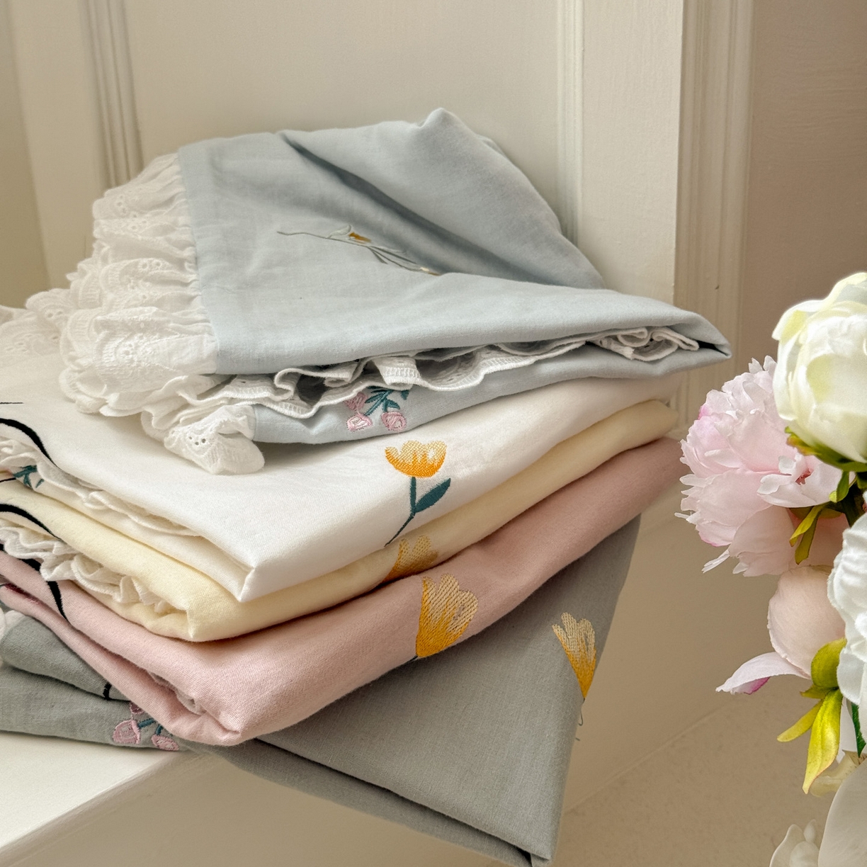 91家纺网 家纺一手货源 找家纺 FORTWO家纺原创设计（FOR TWO家纺） 2025新款40支全棉纯棉双层纱刺绣花边款四件套-小花园 组合图仅做展示不可下单