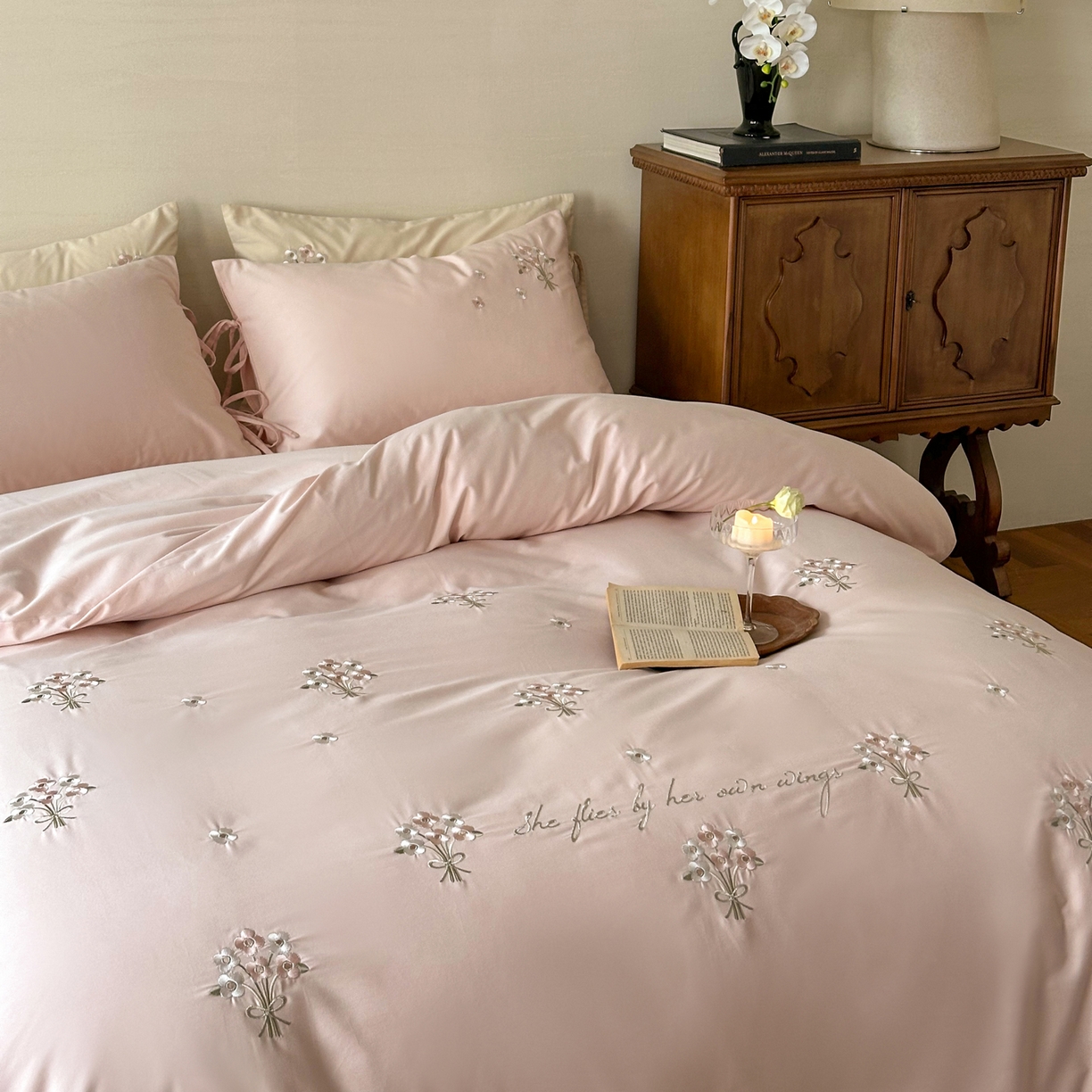 91家纺网 家纺一手货源 找家纺 （总）FORTWO家纺原创设计（FOR TWO家纺） 2025新款全棉纯棉纯色磨毛绣花系带款四件套-栀子花信