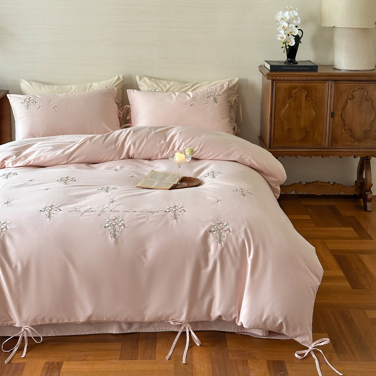 91家纺网 家纺一手货源 找家纺 （总）FORTWO家纺原创设计（FOR TWO家纺） 2025新款全棉纯棉纯色磨毛绣花系带款四件套-栀子花信