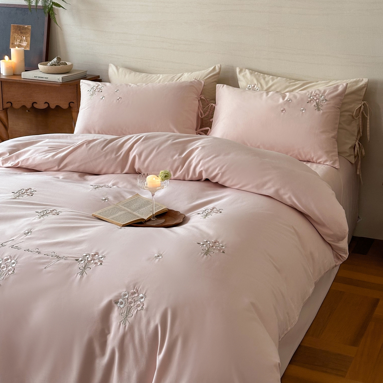 91家纺网 家纺一手货源 找家纺 （总）FORTWO家纺原创设计（FOR TWO家纺） 2025新款全棉纯棉纯色磨毛绣花系带款四件套-栀子花信