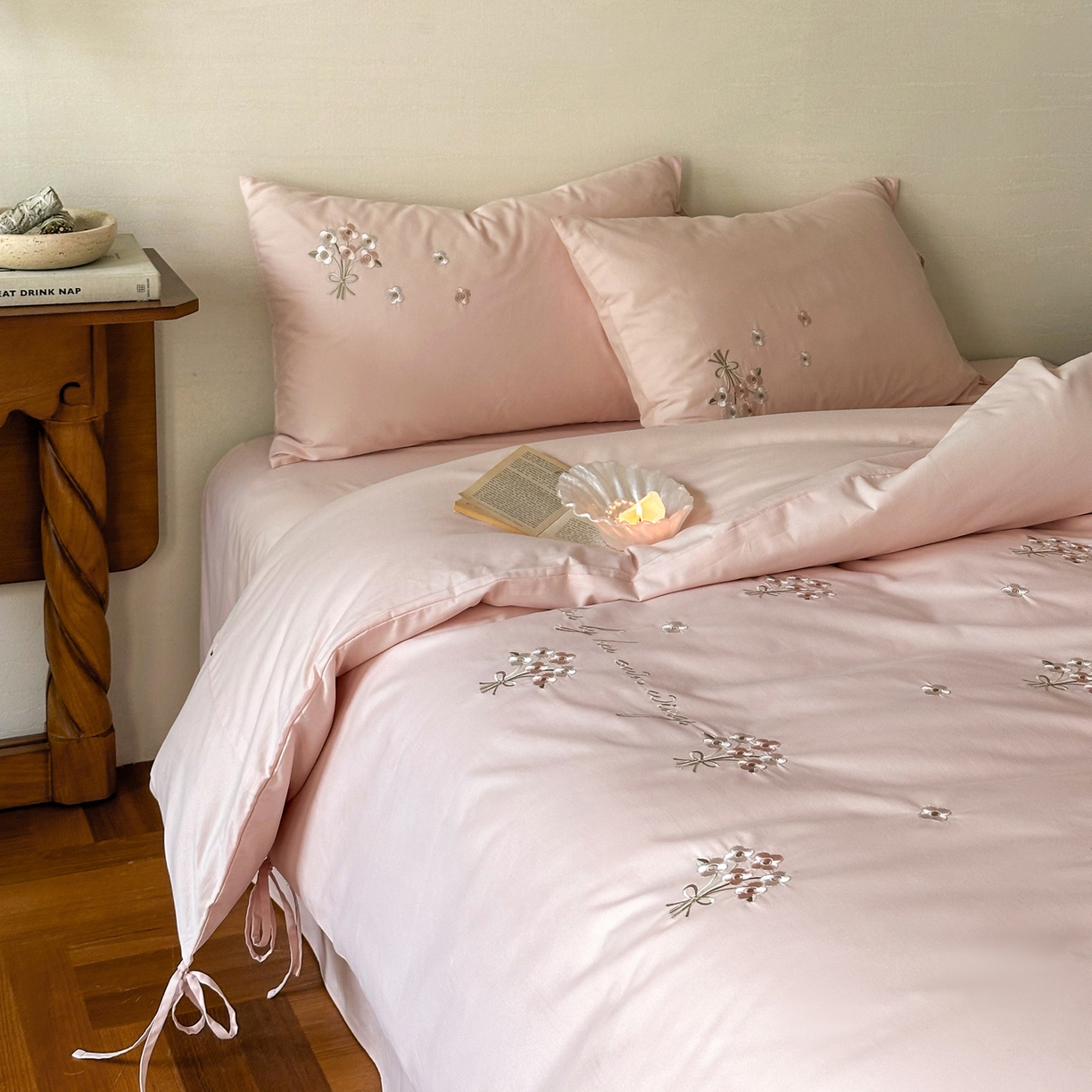 91家纺网 家纺一手货源 找家纺 （总）FORTWO家纺原创设计（FOR TWO家纺） 2025新款全棉纯棉纯色磨毛绣花系带款四件套-栀子花信