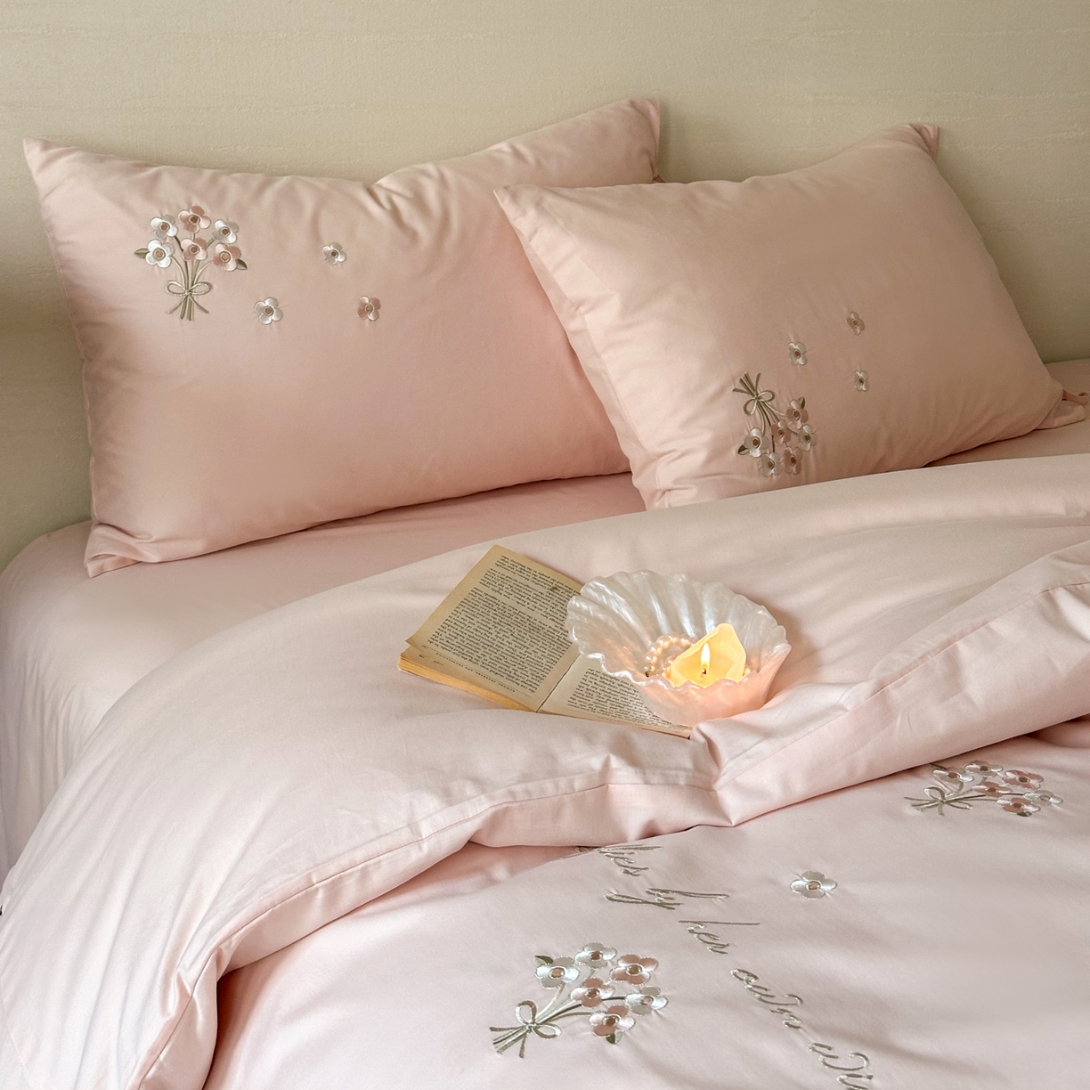 91家纺网 家纺一手货源 找家纺 （总）FORTWO家纺原创设计（FOR TWO家纺） 2025新款全棉纯棉纯色磨毛绣花系带款四件套-栀子花信