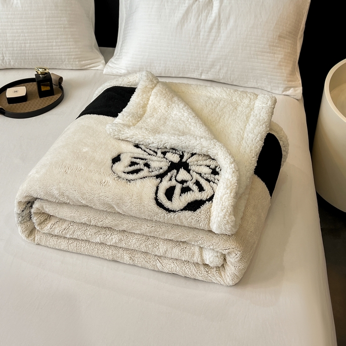 91家纺网 家纺一手货源 找家纺 美洲琳 2025新款羊羔绒复合简约现代休闲毯 蝴蝶