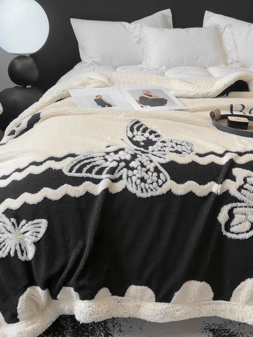 91家纺网 家纺一手货源 找家纺 美洲琳 2025新款羊羔绒复合简约现代休闲毯 蝴蝶
