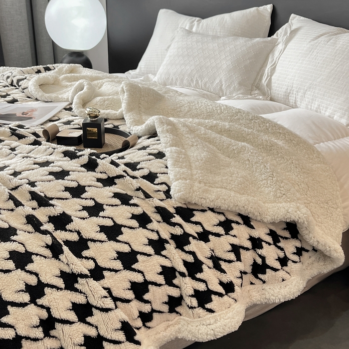 91家纺网 家纺一手货源 找家纺 美洲琳 2025新款羊羔绒复合简约现代休闲毯 千鸟格