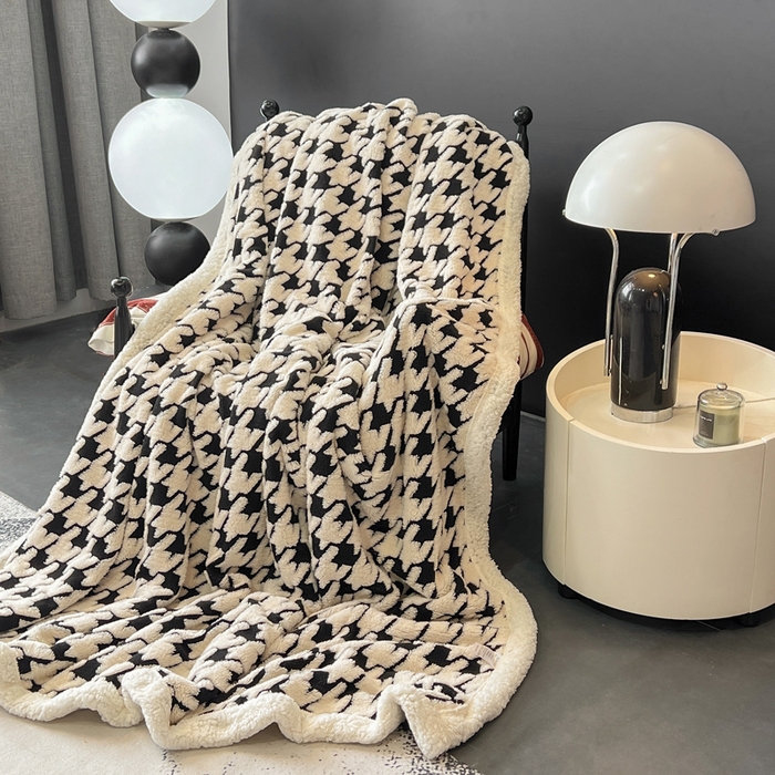 91家纺网 家纺一手货源 找家纺 美洲琳 2025新款羊羔绒复合简约现代休闲毯 千鸟格