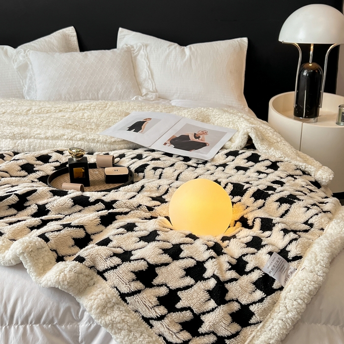 91家纺网 家纺一手货源 找家纺 美洲琳 2025新款羊羔绒复合简约现代休闲毯 千鸟格