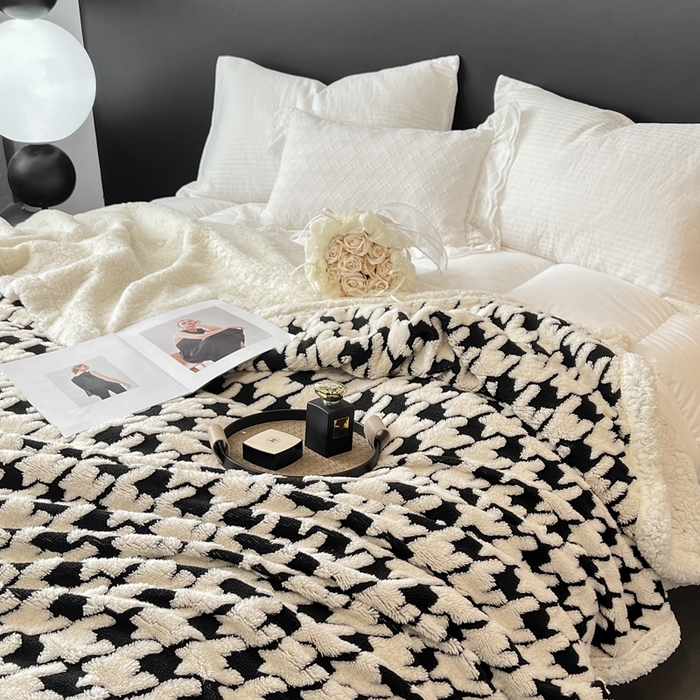 91家纺网 家纺一手货源 找家纺 美洲琳 2025新款羊羔绒复合简约现代休闲毯 千鸟格