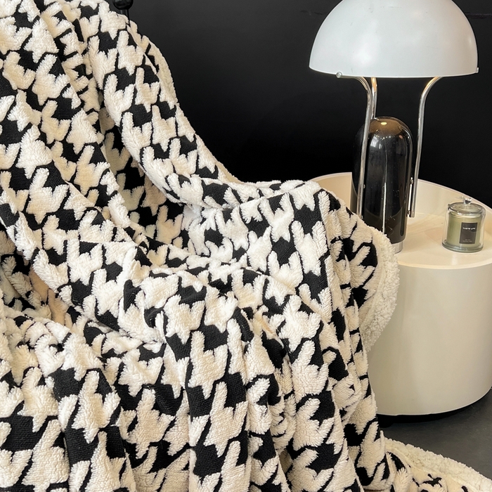 91家纺网 家纺一手货源 找家纺 美洲琳 2025新款羊羔绒复合简约现代休闲毯 千鸟格