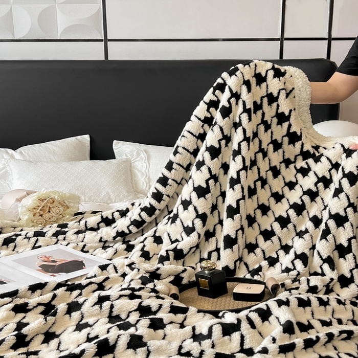 91家纺网 家纺一手货源 找家纺 美洲琳 2025新款羊羔绒复合简约现代休闲毯 千鸟格