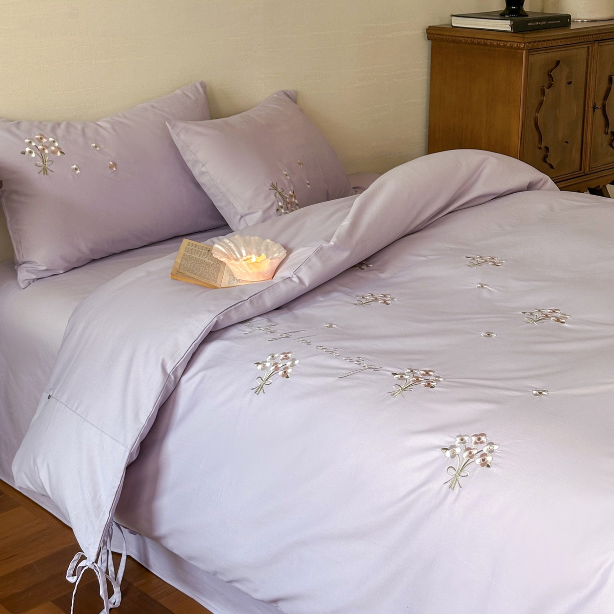 91家纺网 家纺一手货源 找家纺 FORTWO家纺原创设计（FOR TWO家纺） 2025新款全棉纯棉纯色磨毛绣花系带款四件套-栀子花信 栀子花信-紫