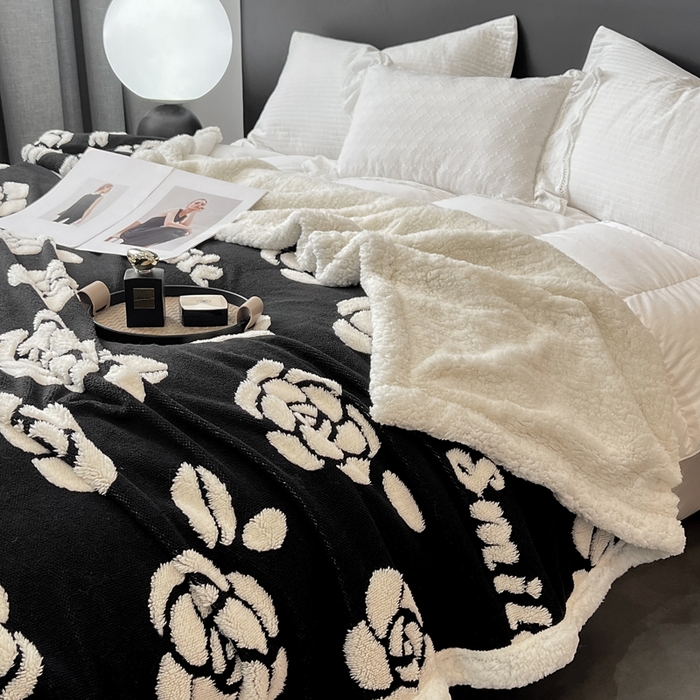 91家纺网 家纺一手货源 找家纺 美洲琳 2025新款羊羔绒复合简约现代休闲毯 山茶花