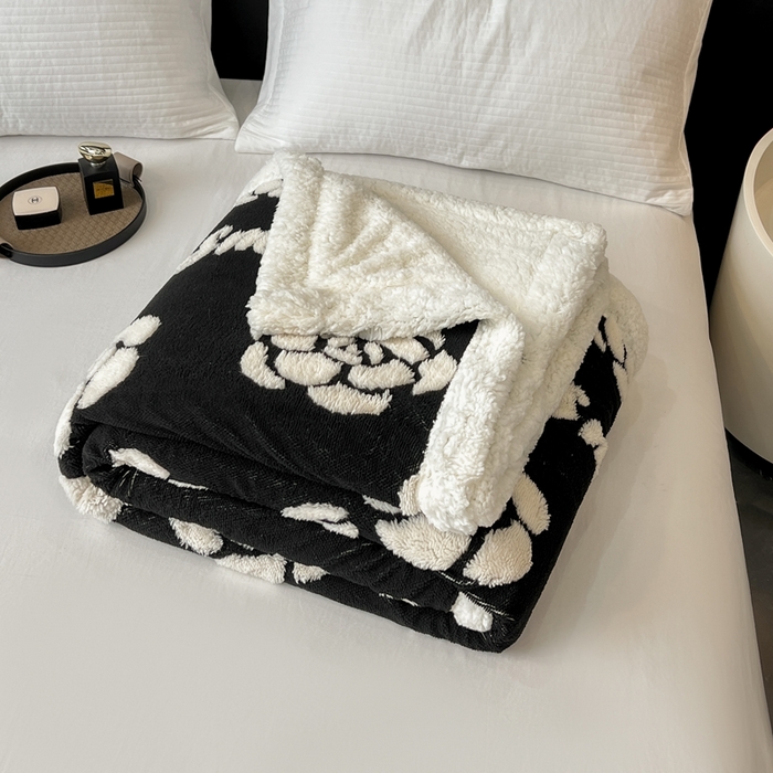 91家纺网 家纺一手货源 找家纺 美洲琳 2025新款羊羔绒复合简约现代休闲毯 山茶花