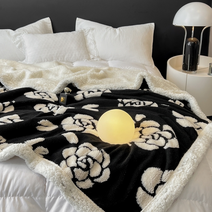 91家纺网 家纺一手货源 找家纺 美洲琳 2025新款羊羔绒复合简约现代休闲毯 山茶花