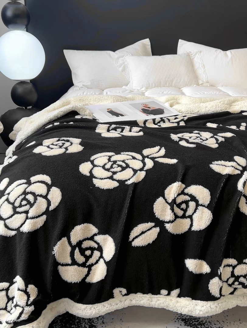 91家纺网 家纺一手货源 找家纺 美洲琳 2025新款羊羔绒复合简约现代休闲毯 山茶花