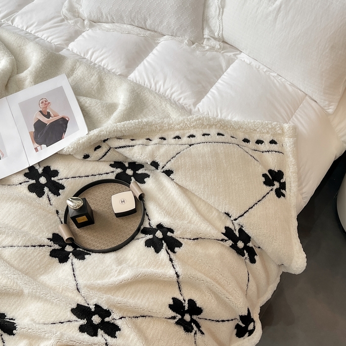 91家纺网 家纺一手货源 找家纺 美洲琳 2025新款羊羔绒复合简约现代休闲毯 四叶草