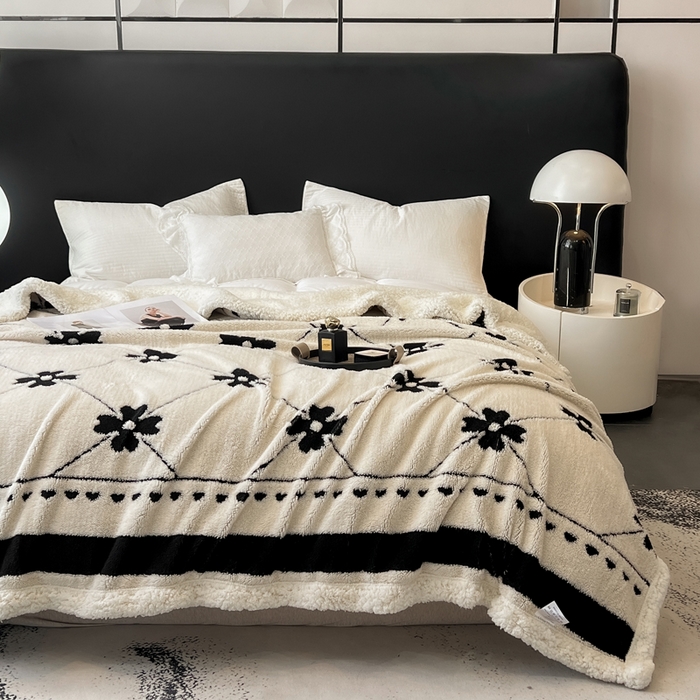 91家纺网 家纺一手货源 找家纺 美洲琳 2025新款羊羔绒复合简约现代休闲毯 四叶草