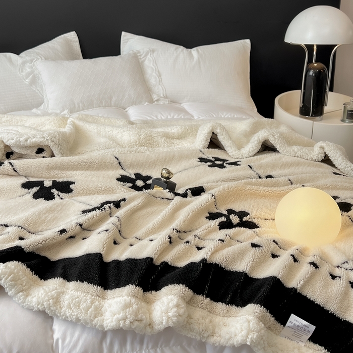 91家纺网 家纺一手货源 找家纺 美洲琳 2025新款羊羔绒复合简约现代休闲毯 四叶草