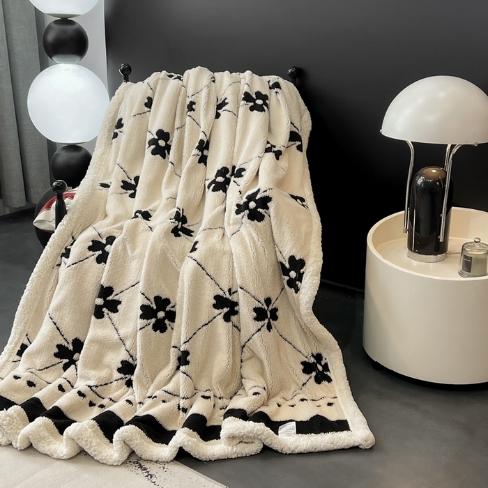 91家纺网 家纺一手货源 找家纺 美洲琳 2025新款羊羔绒复合简约现代休闲毯 四叶草