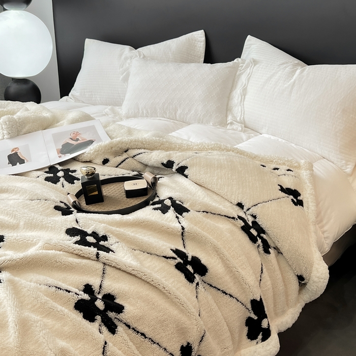 91家纺网 家纺一手货源 找家纺 美洲琳 2025新款羊羔绒复合简约现代休闲毯 四叶草