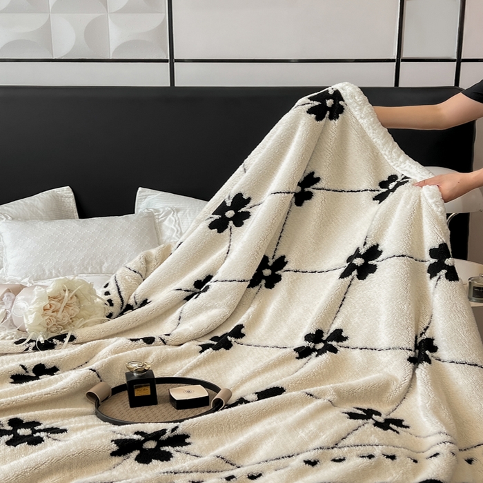 91家纺网 家纺一手货源 找家纺 美洲琳 2025新款羊羔绒复合简约现代休闲毯 四叶草