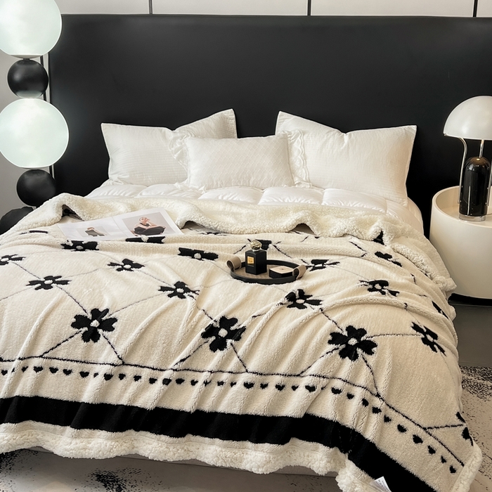 91家纺网 家纺一手货源 找家纺 美洲琳 2025新款羊羔绒复合简约现代休闲毯 四叶草