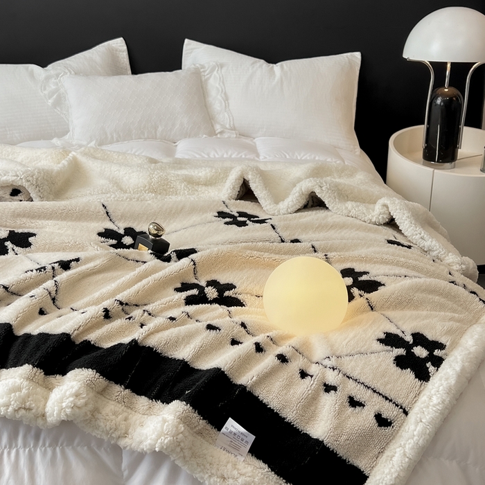 91家纺网 家纺一手货源 找家纺 美洲琳 2025新款羊羔绒复合简约现代休闲毯 四叶草