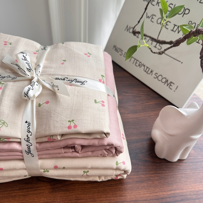 91家纺网 家纺一手货源 找家纺 爱思佳 2024新款A类母婴全棉双层纱印花四件套直播热卖系列-系列二 芝士樱桃