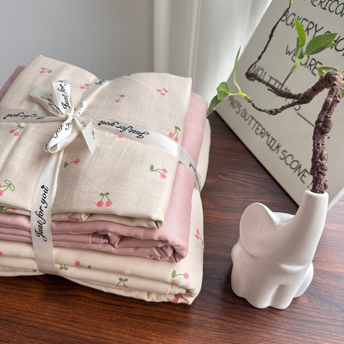 91家纺网 家纺一手货源 找家纺 爱思佳 2024新款A类母婴全棉双层纱印花四件套直播热卖系列-系列二 芝士樱桃