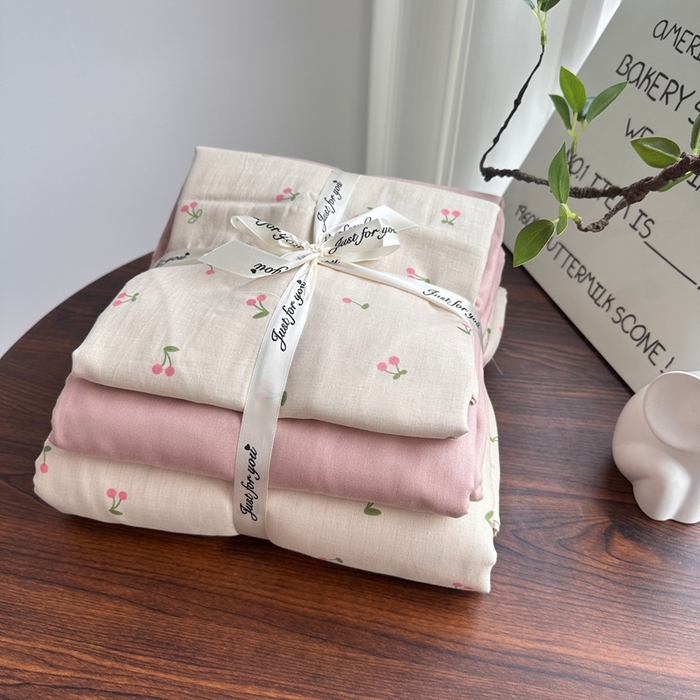 91家纺网 家纺一手货源 找家纺 爱思佳 2024新款A类母婴全棉双层纱印花四件套直播热卖系列-系列二 芝士樱桃