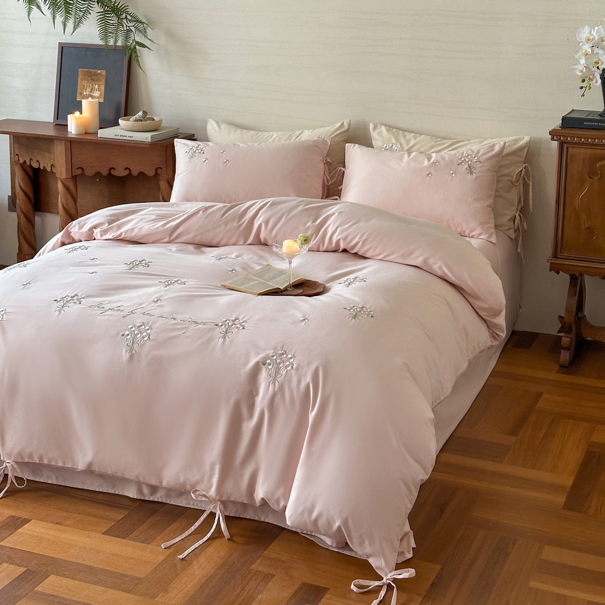 91家纺网 家纺一手货源 找家纺 FORTWO家纺原创设计（FOR TWO家纺） 2025新款全棉纯棉纯色磨毛绣花系带款四件套-栀子花信 栀子花信-粉