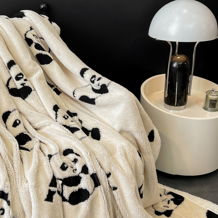 91家纺网 家纺一手货源 找家纺 美洲琳 2025新款羊羔绒复合简约现代休闲毯 熊猫