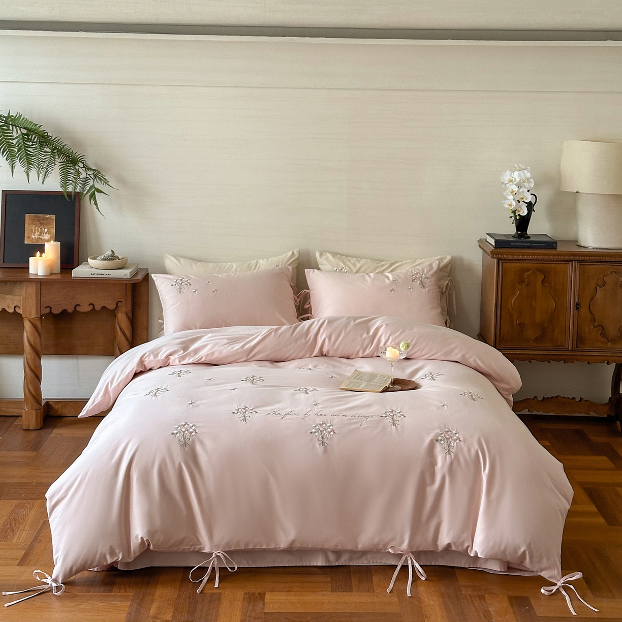 91家纺网 家纺一手货源 找家纺 FORTWO家纺原创设计（FOR TWO家纺） 2025新款全棉纯棉纯色磨毛绣花系带款四件套-栀子花信 栀子花信-粉