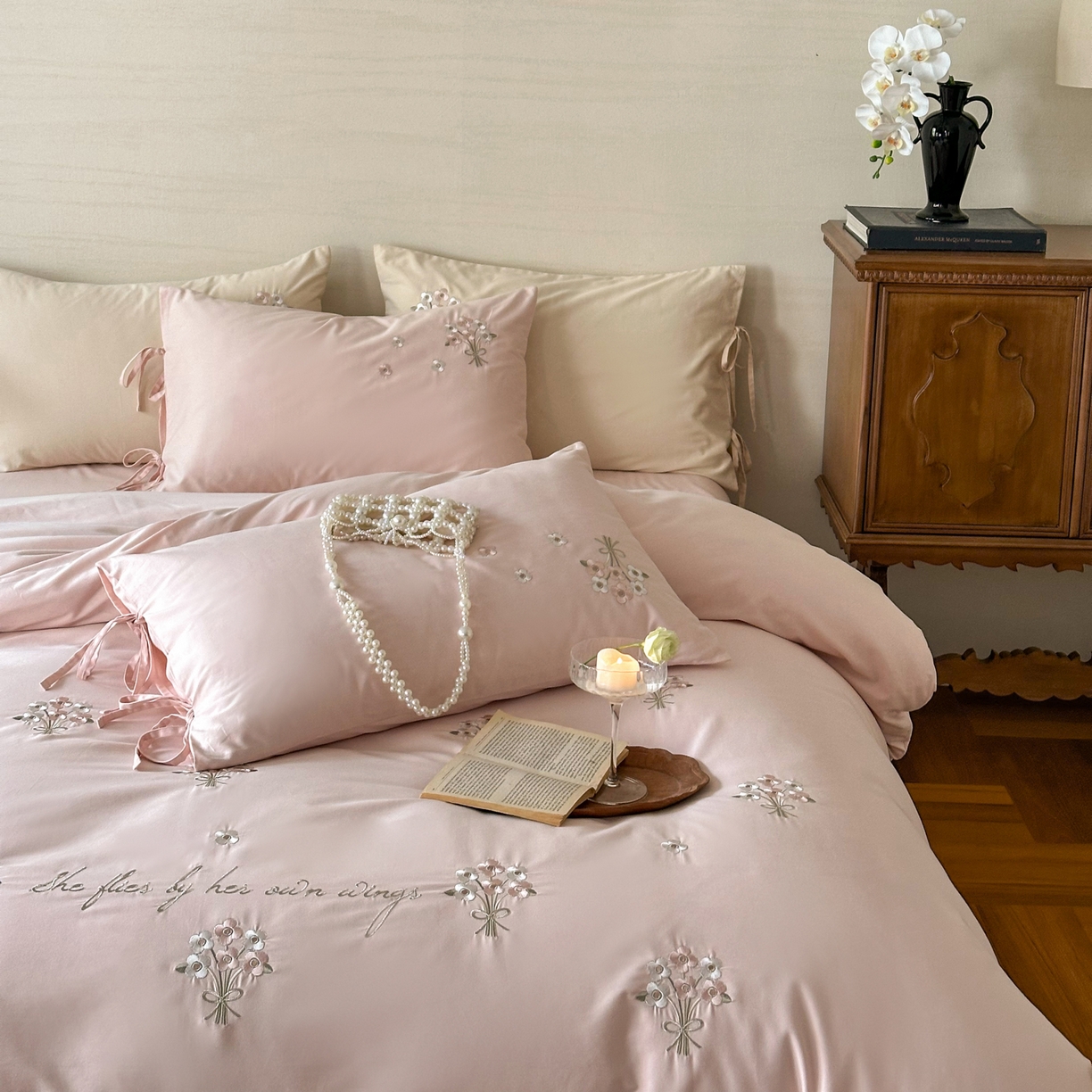 91家纺网 家纺一手货源 找家纺 FORTWO家纺原创设计（FOR TWO家纺） 2025新款全棉纯棉纯色磨毛绣花系带款四件套-栀子花信 栀子花信-粉