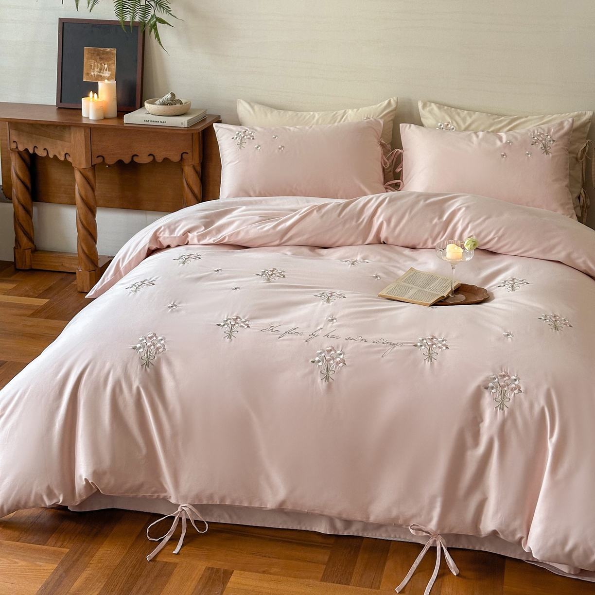 91家纺网 家纺一手货源 找家纺 FORTWO家纺原创设计（FOR TWO家纺） 2025新款全棉纯棉纯色磨毛绣花系带款四件套-栀子花信 栀子花信-粉