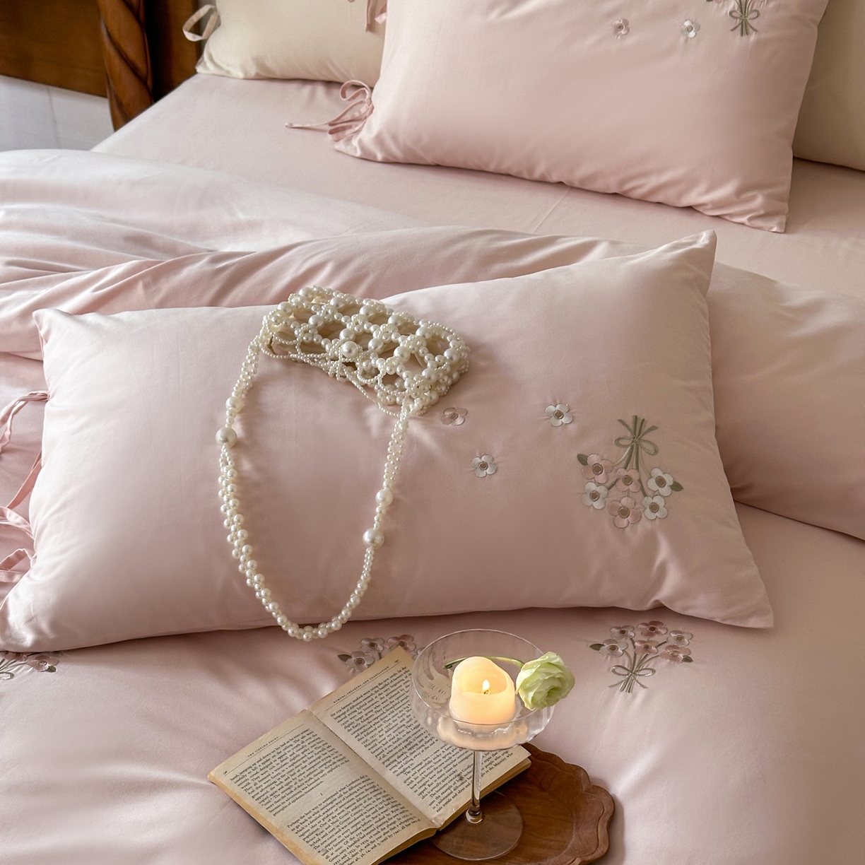 91家纺网 家纺一手货源 找家纺 FORTWO家纺原创设计（FOR TWO家纺） 2025新款全棉纯棉纯色磨毛绣花系带款四件套-栀子花信 栀子花信-粉