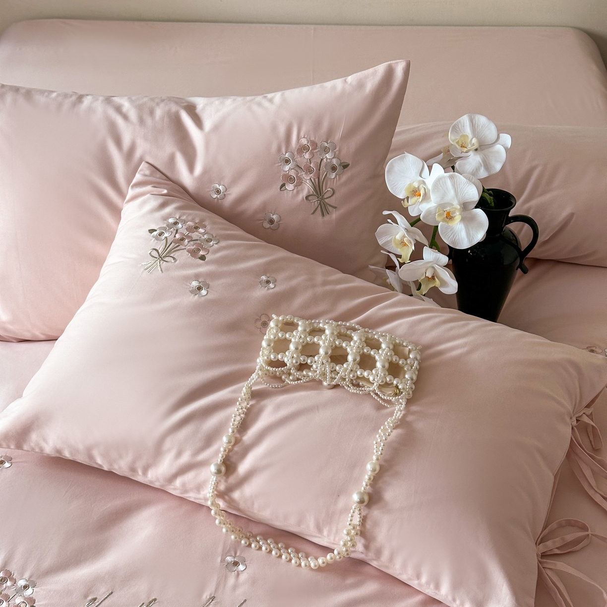 91家纺网 家纺一手货源 找家纺 FORTWO家纺原创设计（FOR TWO家纺） 2025新款全棉纯棉纯色磨毛绣花系带款四件套-栀子花信 栀子花信-粉