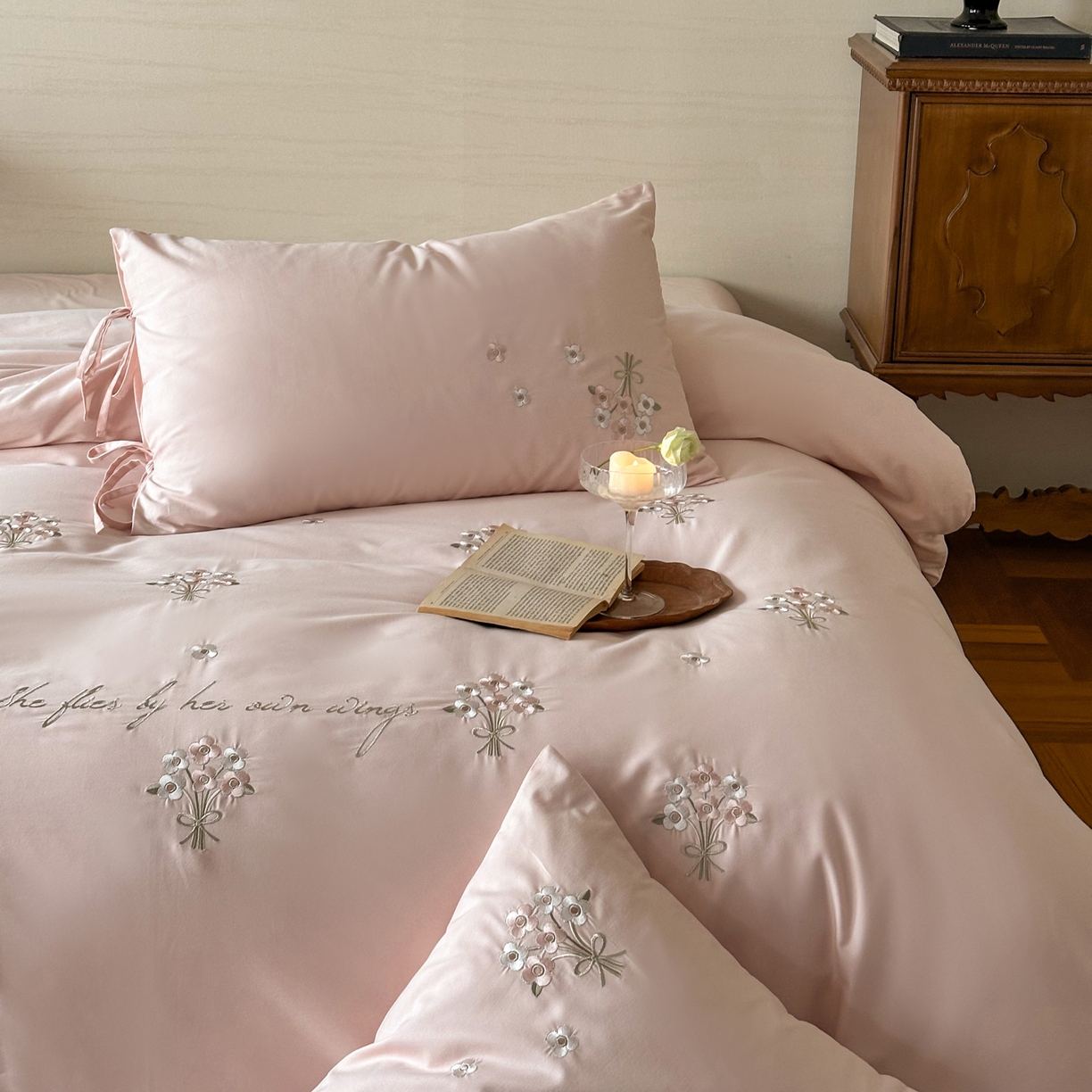 91家纺网 家纺一手货源 找家纺 FORTWO家纺原创设计（FOR TWO家纺） 2025新款全棉纯棉纯色磨毛绣花系带款四件套-栀子花信 栀子花信-粉