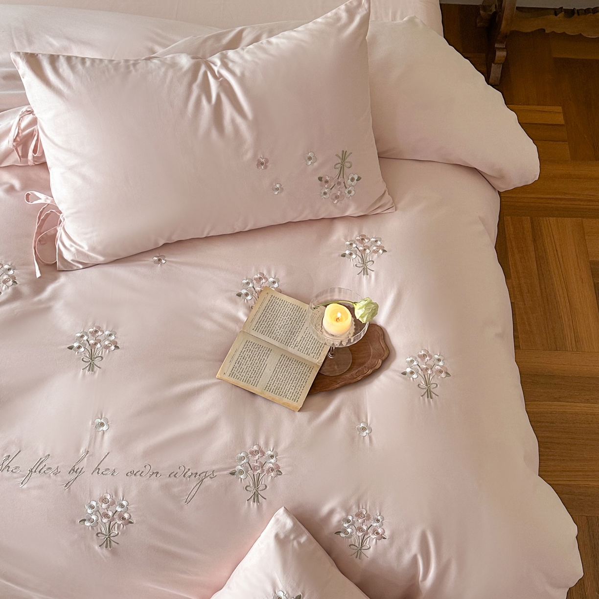 91家纺网 家纺一手货源 找家纺 FORTWO家纺原创设计（FOR TWO家纺） 2025新款全棉纯棉纯色磨毛绣花系带款四件套-栀子花信 栀子花信-粉