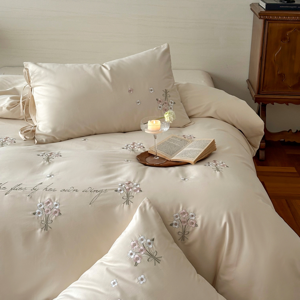 91家纺网 家纺一手货源 找家纺 FORTWO家纺原创设计（FOR TWO家纺） 2025新款全棉纯棉纯色磨毛绣花系带款四件套-栀子花信 栀子花信-奶黄