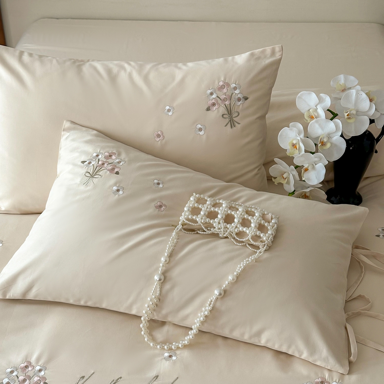 91家纺网 家纺一手货源 找家纺 FORTWO家纺原创设计（FOR TWO家纺） 2025新款全棉纯棉纯色磨毛绣花系带款四件套-栀子花信 栀子花信-奶黄