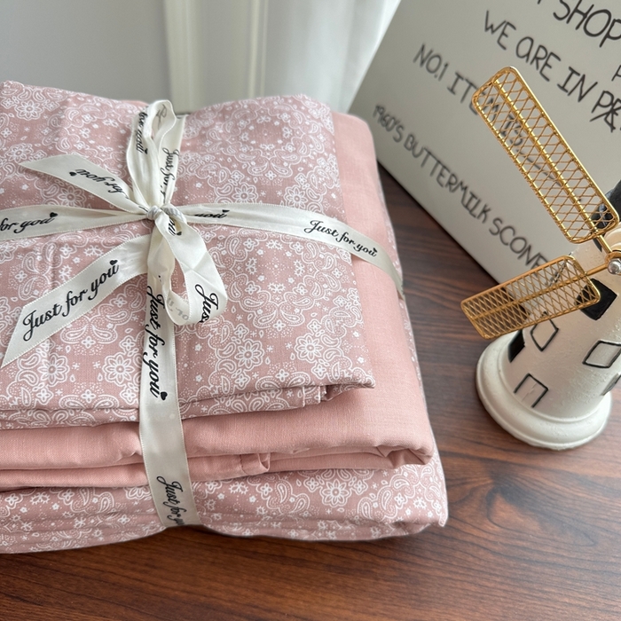 91家纺网 家纺一手货源 找家纺 爱思佳 2024新款A类母婴全棉双层纱印花四件套直播热卖系列-系列二 朱迪