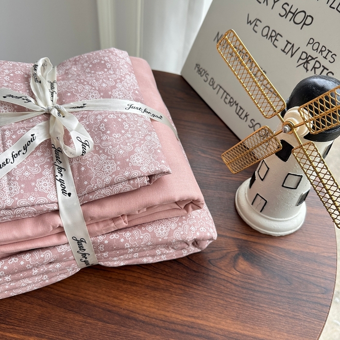 91家纺网 家纺一手货源 找家纺 爱思佳 2024新款A类母婴全棉双层纱印花四件套直播热卖系列-系列二 朱迪