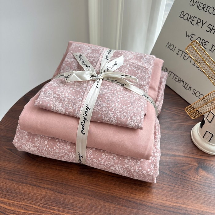 91家纺网 家纺一手货源 找家纺 爱思佳 2024新款A类母婴全棉双层纱印花四件套直播热卖系列-系列二 朱迪