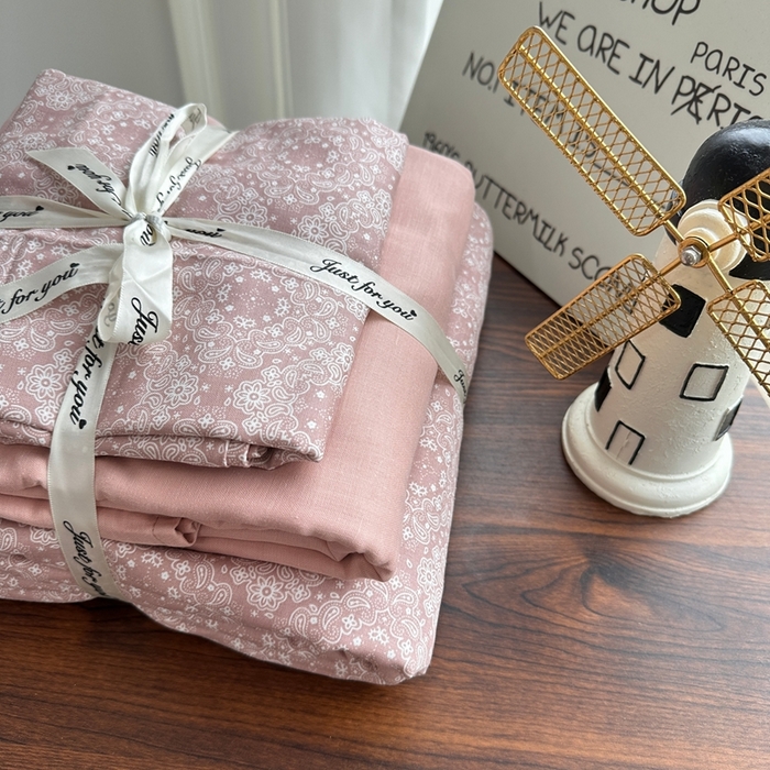 91家纺网 家纺一手货源 找家纺 爱思佳 2024新款A类母婴全棉双层纱印花四件套直播热卖系列-系列二 朱迪