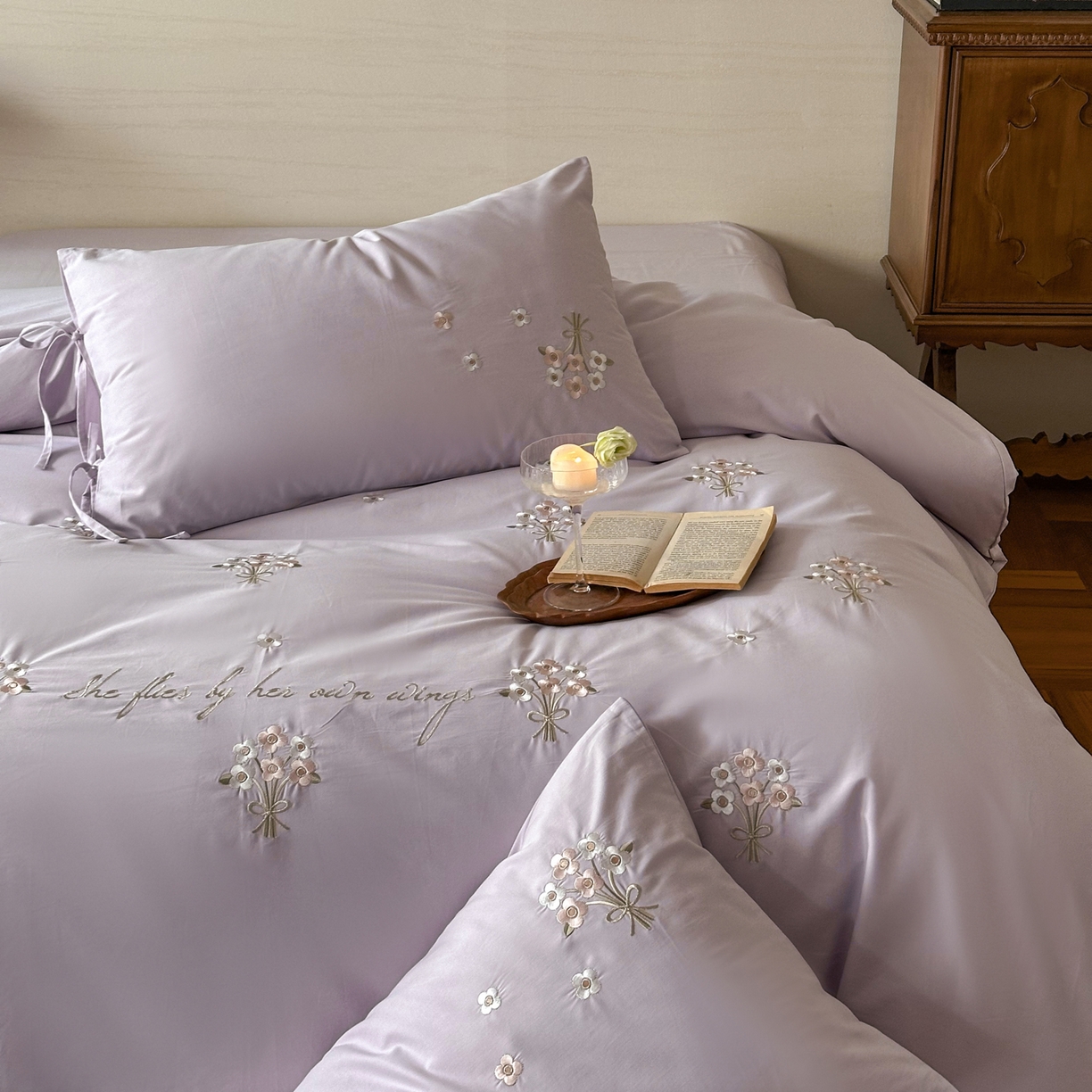 91家纺网 家纺一手货源 找家纺 FORTWO家纺原创设计（FOR TWO家纺） 2025新款全棉纯棉纯色磨毛绣花系带款四件套-栀子花信 栀子花信-紫