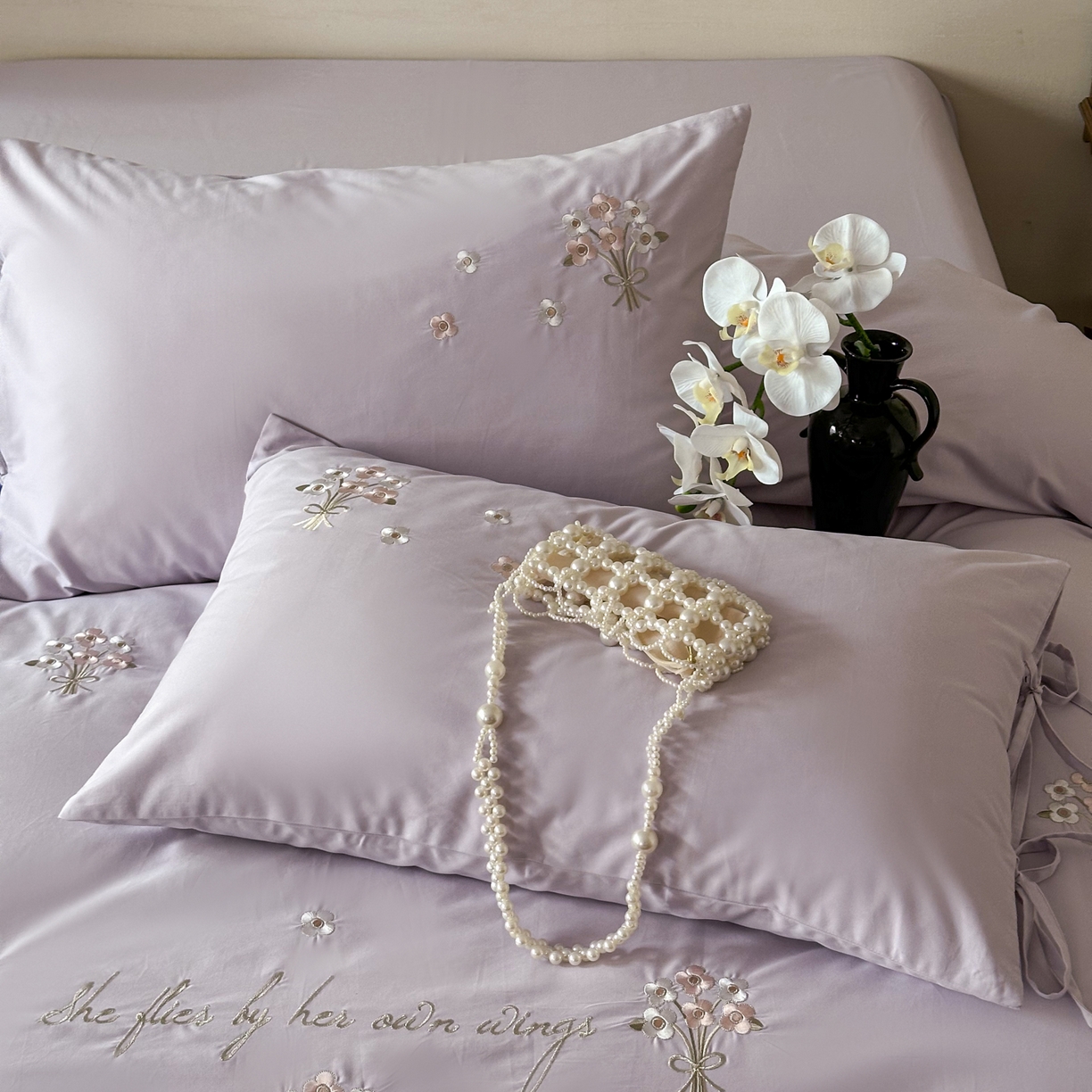 91家纺网 家纺一手货源 找家纺 FORTWO家纺原创设计（FOR TWO家纺） 2025新款全棉纯棉纯色磨毛绣花系带款四件套-栀子花信 栀子花信-紫