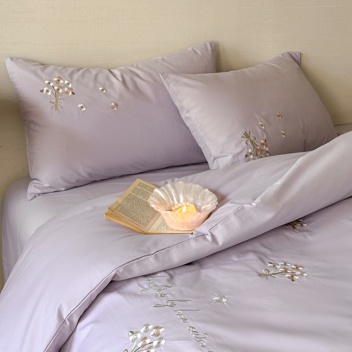 91家纺网 家纺一手货源 找家纺 FORTWO家纺原创设计（FOR TWO家纺） 2025新款全棉纯棉纯色磨毛绣花系带款四件套-栀子花信 栀子花信-紫