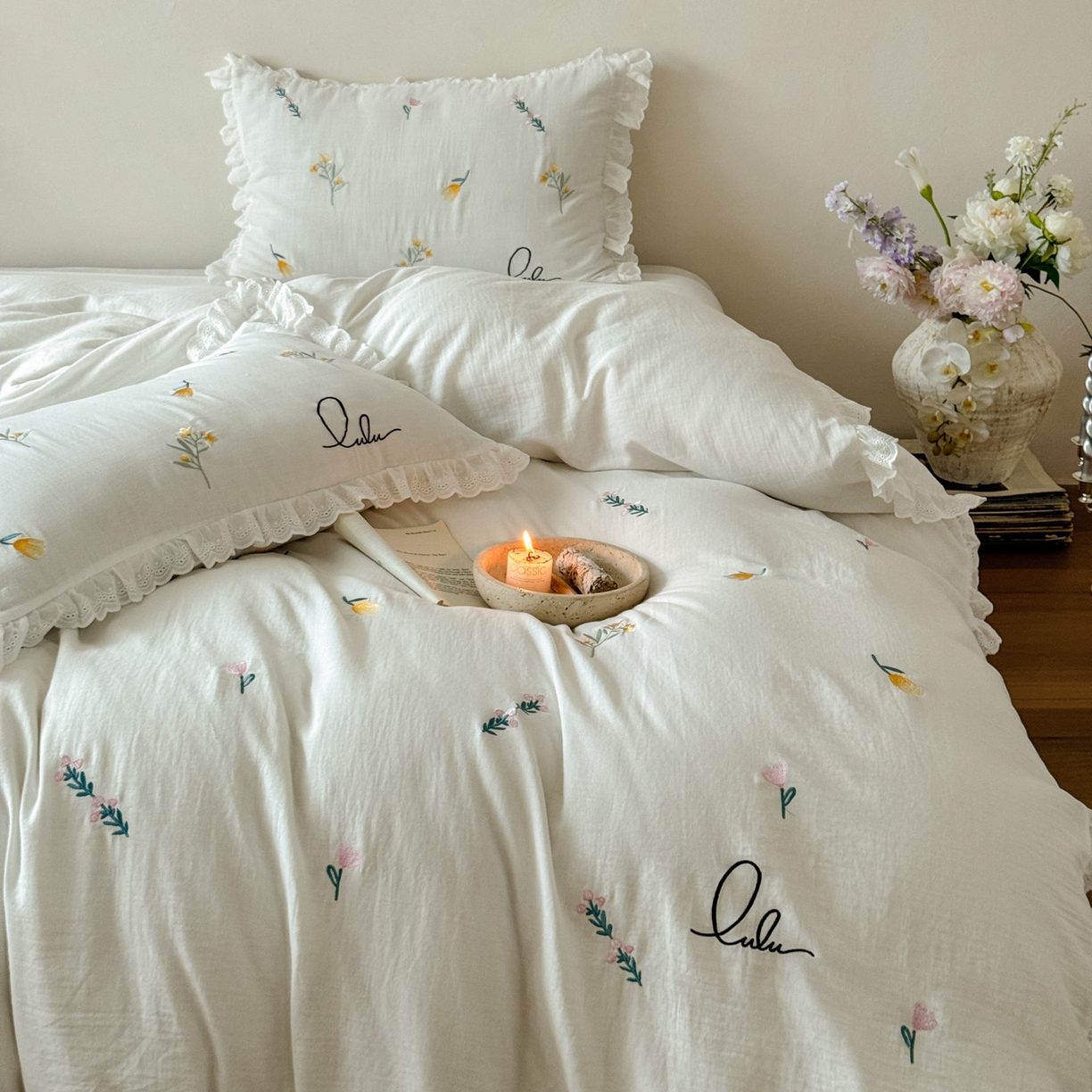 91家纺网 家纺一手货源 找家纺 FORTWO家纺原创设计（FOR TWO家纺） 2025新款40支全棉纯棉双层纱刺绣花边款四件套-小花园 小花园-白